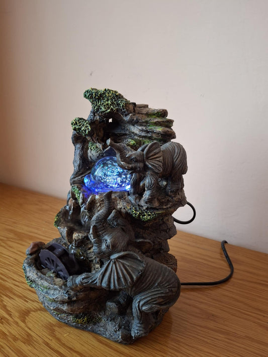 Fântână arteziană cu elefanţi şi lumini colorate