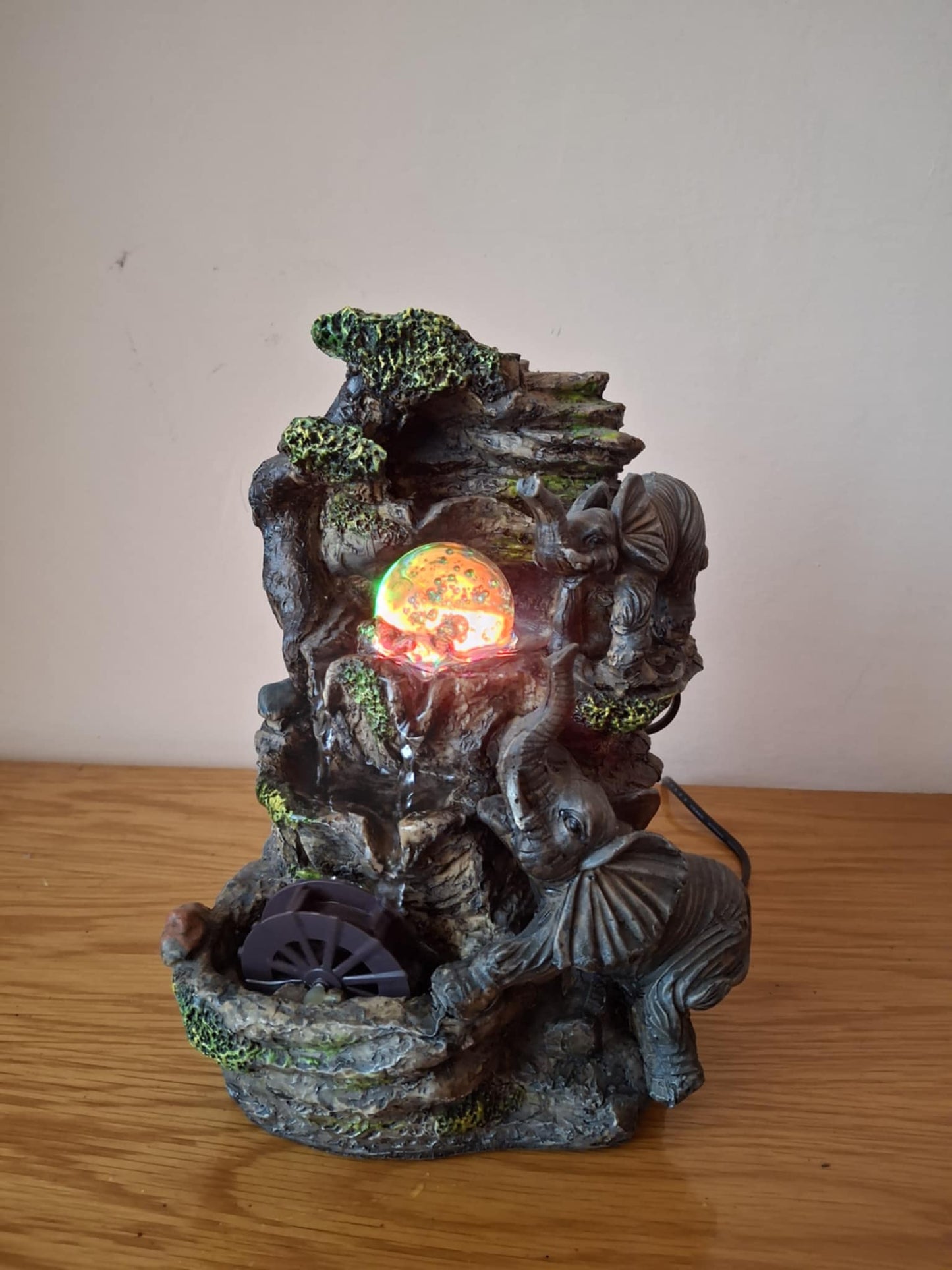 Fântână arteziană cu elefanţi şi lumini colorate