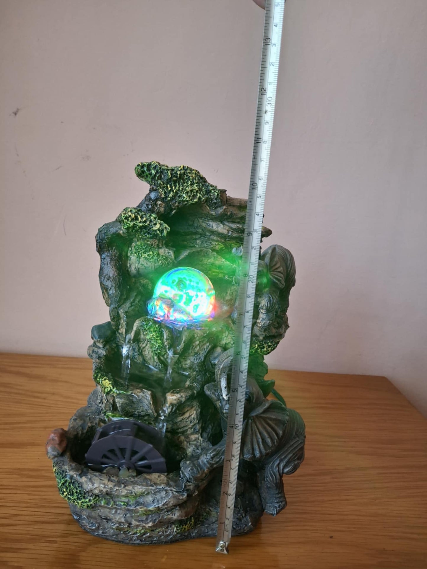 Fântână arteziană cu elefanţi şi lumini colorate